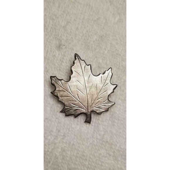 Vintage Silver-Tone Maple Leaf Brooch – Nature Inspired Leaf Pin - Picture 1 of 7